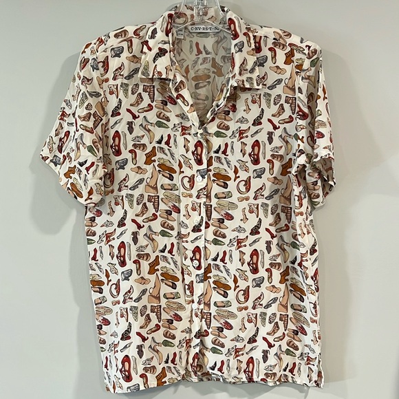 Vintage Tops - Vintage - silk, button down short sleeve shirt, shoe print